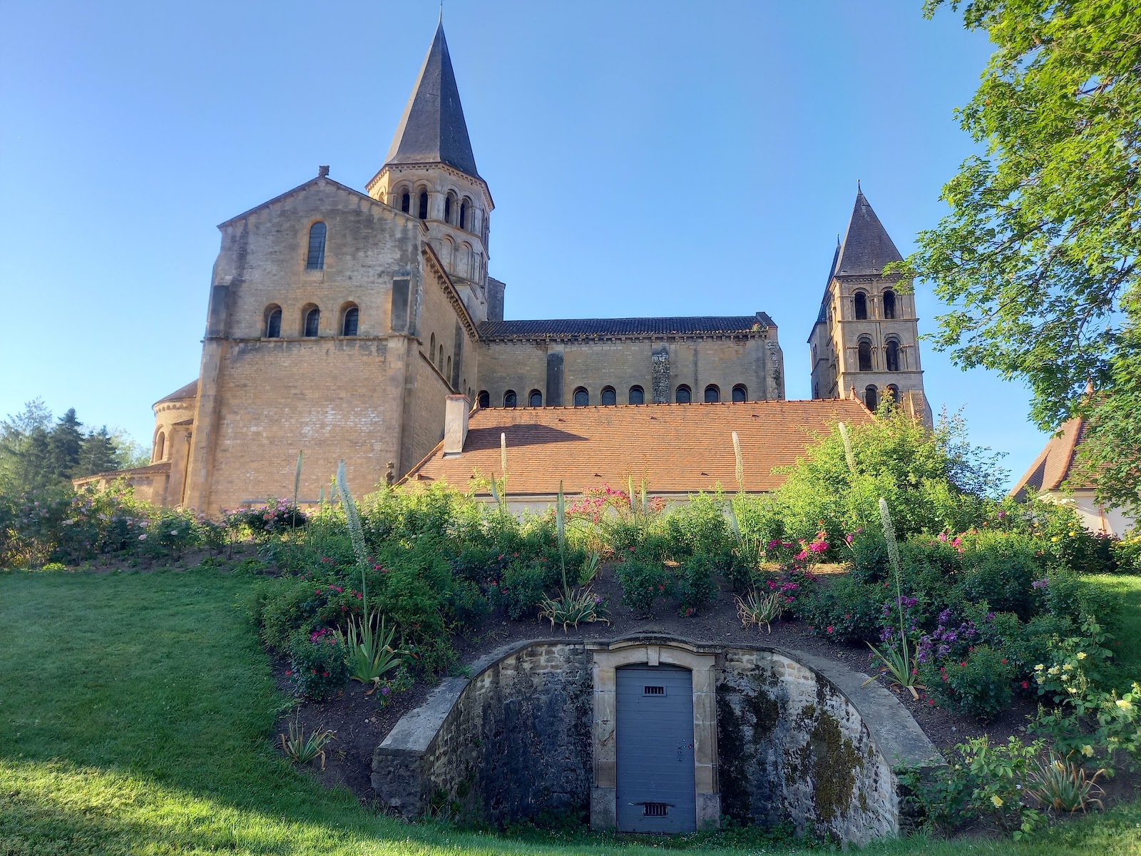 Vue Basilique du Jardin Saint Hugues